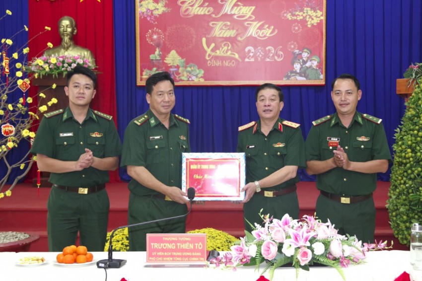 Thượng tướng Trương Thiên Tô tặng quà động viên cán bộ, chiến sĩ Đồn Biên phòng cửa khẩu quốc tế Mộc Bài.