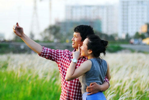 Cùng nhau “tự sướng” trước vẻ đẹp say đắm lòng người của cánh đồng cỏ lau.