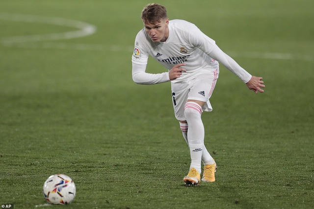 Odegaard chơi đầy nỗ lực sau khi được tung vào sân ở hiệp 2