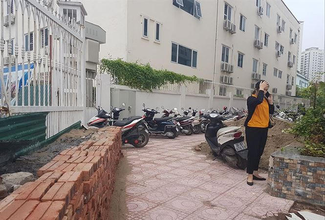 Lối thoát hiểm giữa hai trường bị bịt kín bằng bê tông, gạch, cát Ảnh: Long Vân