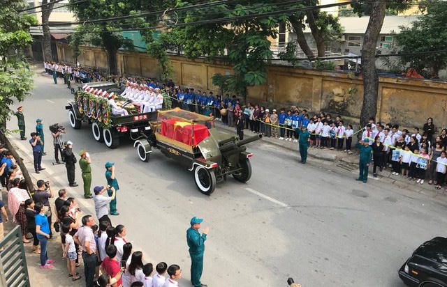 Linh xa chở linh cữu nguyen Tổng Bí thư lăn bánh trên đường phố Hà Nội. (Ảnh: Dân trí)