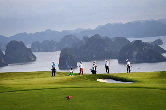 Từ sân golf có thể nhìn toàn cảnh vịnh Hạ Long.