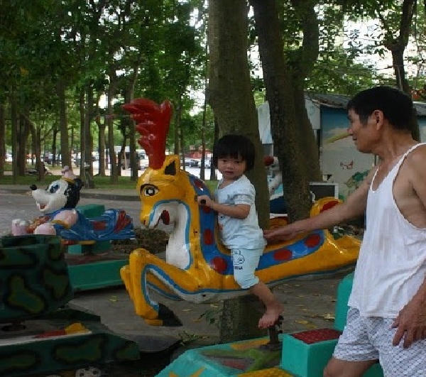 Thi thoảng nhiều phụ huynh vẫn phải "liều mình" cho trẻ ra công viên vì thiếu sân chơi.