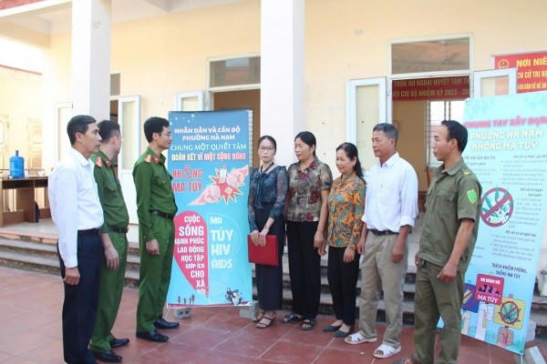 Lực lượng Công an tuyên truyền, hướng dẫn người dân nâng cao cảnh giác trước tội phạm, tệ nạn ma túy tại phường Hà Nam.