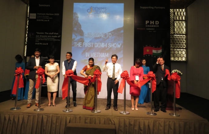 Ban tổ chức cắt băng khai mạc triển lãm