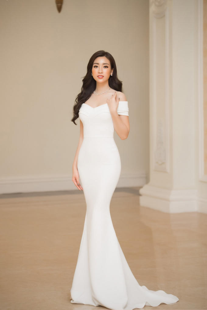 Tuy trang phục đơn giản nhưng có thể thấy Đỗ Mỹ Linh vẫn vô cùng nổi bật bởi sự kết hợp phụ kiện tinh tế và thần thái cuốn hút.
