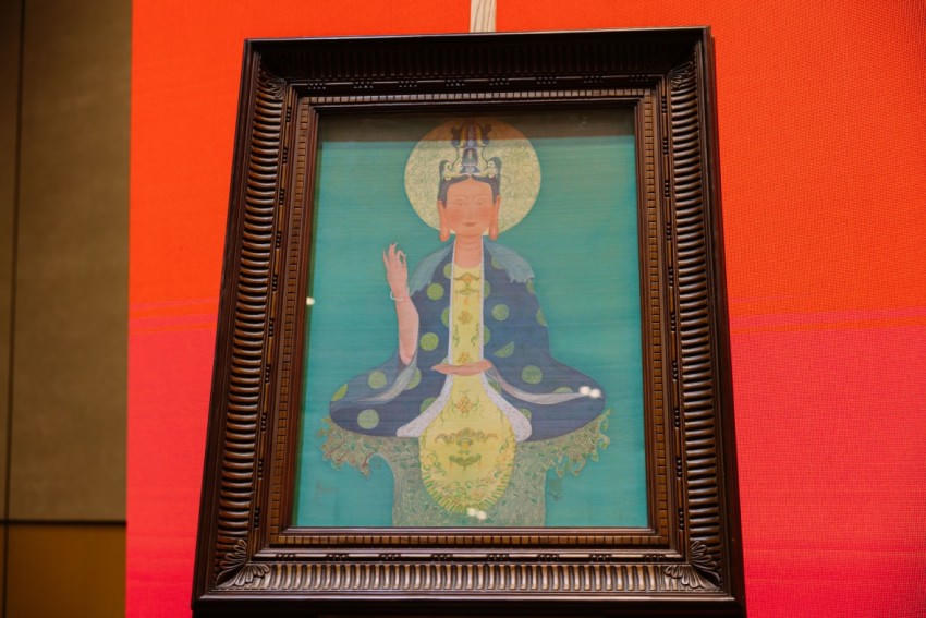 Bức Mẫu Nghi thiên Hạ, tranh đấu giá.