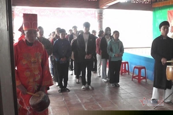 Học sinh, sinh viên làng Nại Cửu thắp hương cho tổ tiên trước và sau mỗi kỳ thi.