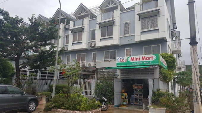 Ngôi nhà anh Đông và chị Ngoại theo thứ tự từ phải qua trái có nhiều vết nứt bên trong nhà khiến cho hai hộ gia đình vô cùng lo lắng.