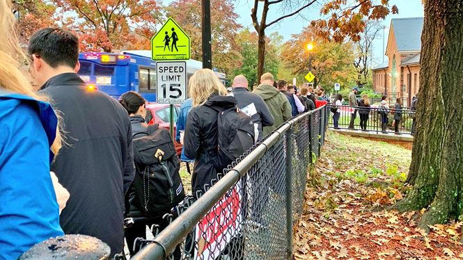 Nhiều người dân Mỹ đã phải xếp hàng từ sớm để bỏ phiếu trước khi lên đường đi học, đi làm. Ảnh: Twitter