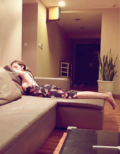 Khoảnh khắc nghỉ ngơi ở nhà sau giờ làm việc và chăm sóc gia đình mệt mỏi.