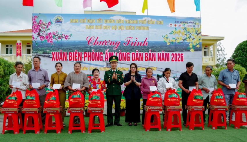 Lãnh đạo Ban chỉ huy BĐBP TP Cần Thơ và lãnh đạo Ủy Ban MTTQ Việt Nam TP Cần Thơ tặng quà cho các hộ gia đình có hoàn cảnh khó khăn tại chương trình.