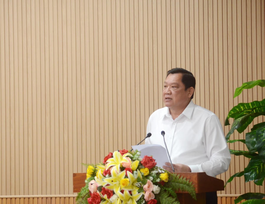 Ông Lâm Văn Bi – Ủy viên BTV Tỉnh ủy, Phó Chủ tịch UBND tỉnh Cà Mau, trình bày thông qua Kế hoạch triển khai thực hiện Nghị quyết Đại hội XIV của Đảng và nội dung điều chỉnh Quy hoạch tỉnh, phù hợp với định hướng phát triển mới sau hợp nhất.