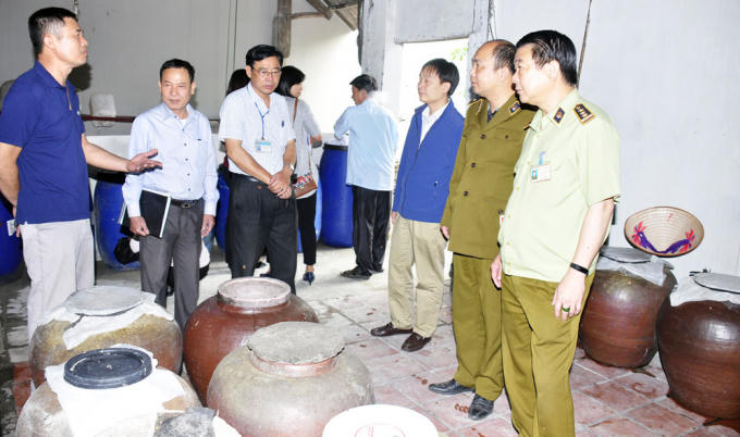 Quản lý thị trường Hà Nội kiểm tra cơ sở sản xuất rượu thủ công tại xã Hồng Minh, huyện Phú Xuyên. Ảnh: Hoài Nam