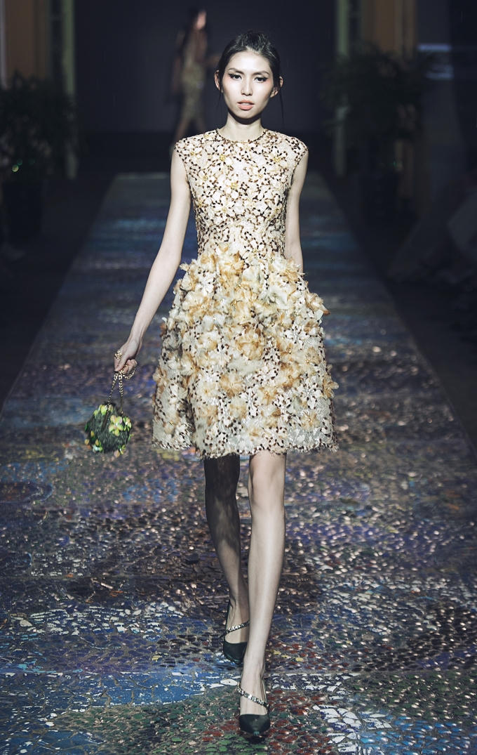 D&agrave;n mẫu h&agrave;ng đầu catwalk dưới mưa trong show diễn của NTK L&ecirc; Thanh H&ograve;a