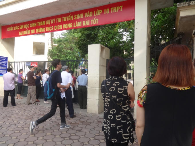 7h39 phút, một thí sinh bất ngờ đến "muộn" hơn so với dự định. Theo chia sẻ của vị phụ huynh này, do 2 bố con quá hồi hộp, nên đã đi nhầm đường.