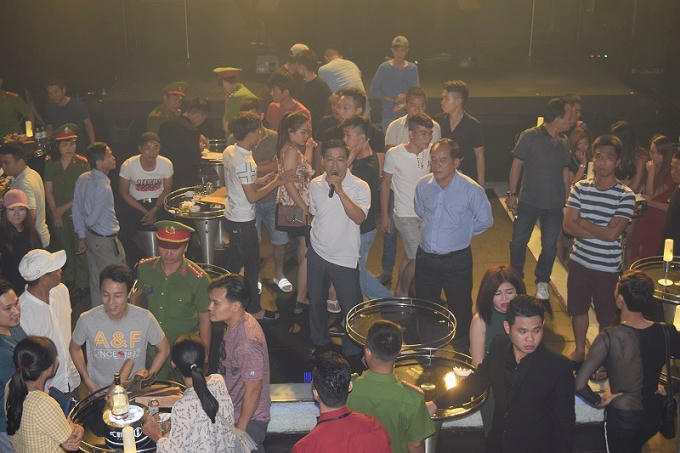 Lực lượng công an tỉnh kiểm tra quán bar. (Ảnh: báo Pháp luật TP HCM)