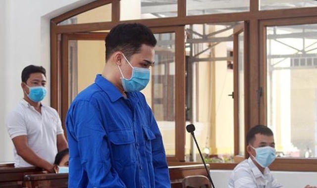 Vác dao đi chém người trong cơn say, bị cáo lãnh 20 năm tù