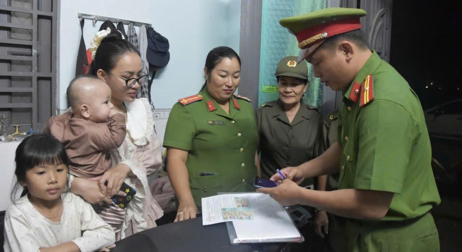 Lực lượng công an kiểm tra,rà soát kỹ việc chấp hành các quy định về cư trú, lưu trú. Ảnh: Công an Lâm Đồng