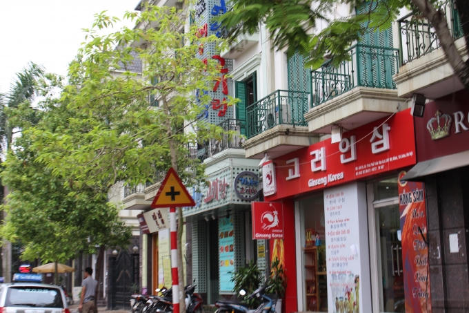 Tại khu đô thị này dày đặc các biển hiệu, biển quảng cáo bằng chữ "ngoại" sai quy định.