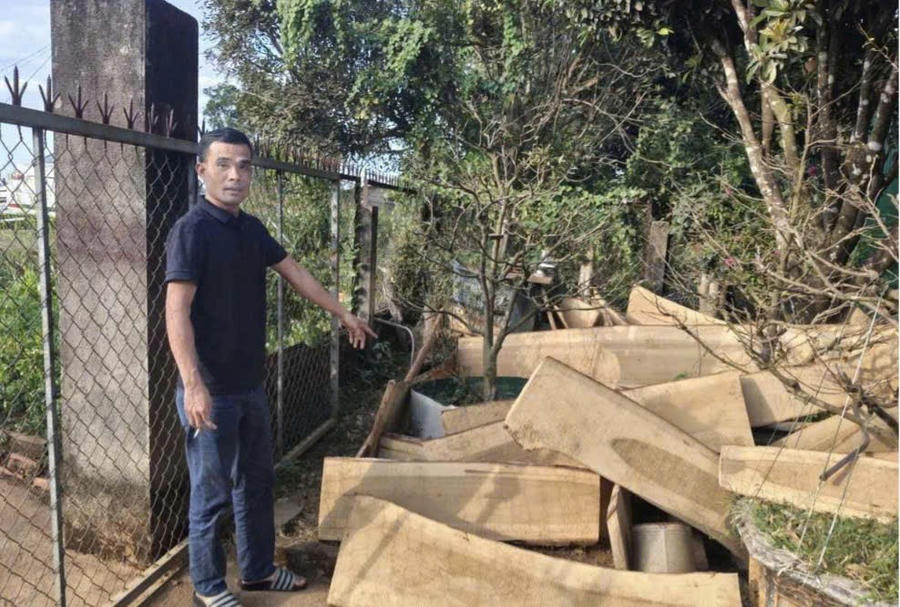 Nhóm lâm tặc khai thác gỗ dổi bị Công an xã Bảo Lâm 5 bắt giữ. Ảnh: Phúc Khánh