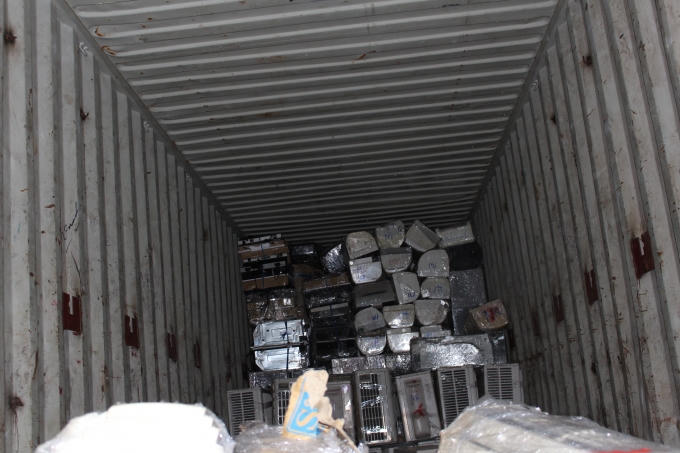 Số máy lạnh đang được xếp đầy thùng xe chuẩn bị di chuyển