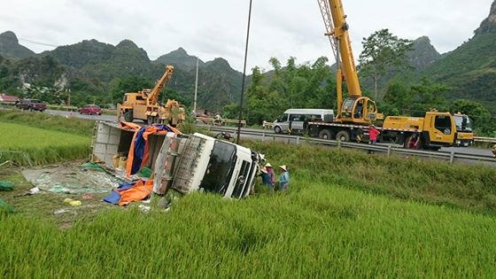 Đến 14h20 chiều cùng ngày, xe tải gặp nạn vẫn chưa được đưa khỏi hiện trường. 2 xe cẩu đã được điều đến hiện trường để "giải cứu" chiếc xe tải.