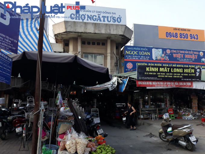 Cổng chính của chợ nằm trên đường Nguyễn Trãi.