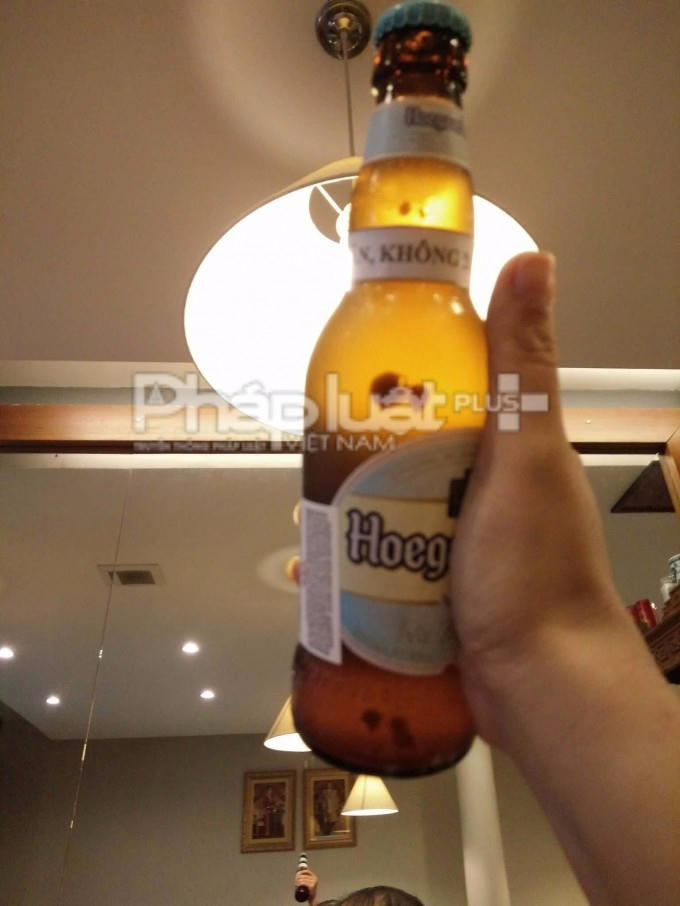 Những chấm tròn màu nâu bám trên thành chai bia Hoegaarden mà nhà nhập khẩu và phân phối cho là