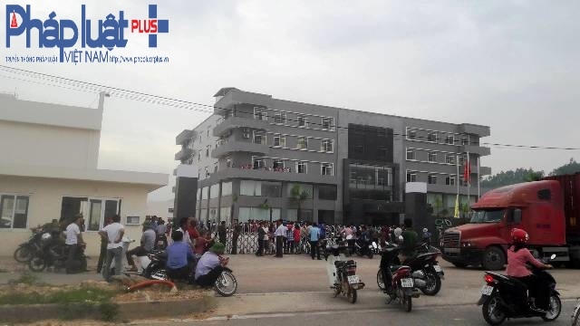 Rất đông người dân hiếu kỳ tập trung bên ngoài cổng công ty