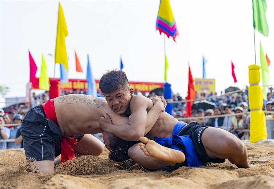 Hội vật làng Sình là sân chơi dành cho bất kỳ ai dù là người địa phương hay du khách thập phương. (Ảnh: hue.gov.vn)