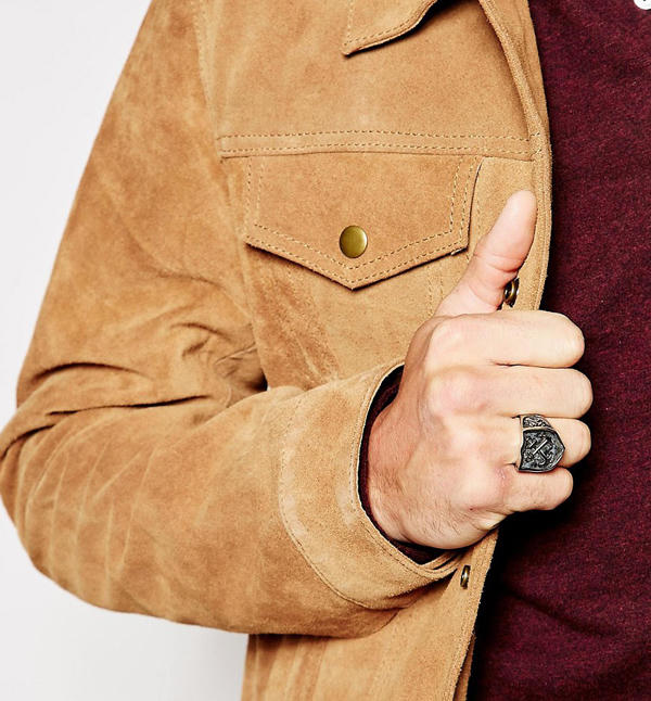 Hình dáng gai góc lấy cảm hứng từ họa tiết trung cổ, đem lại vẻ nam tính.