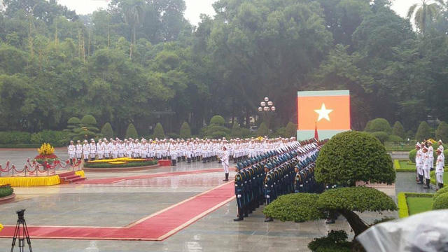 Lễ đón chính thức Tổng thống Mỹ Donald Trump bắt đầu vào khoảng 9h sáng nay tại Phủ Chủ tịch trong không khí trang nghiêm dù trời có mưa nặng hạt.