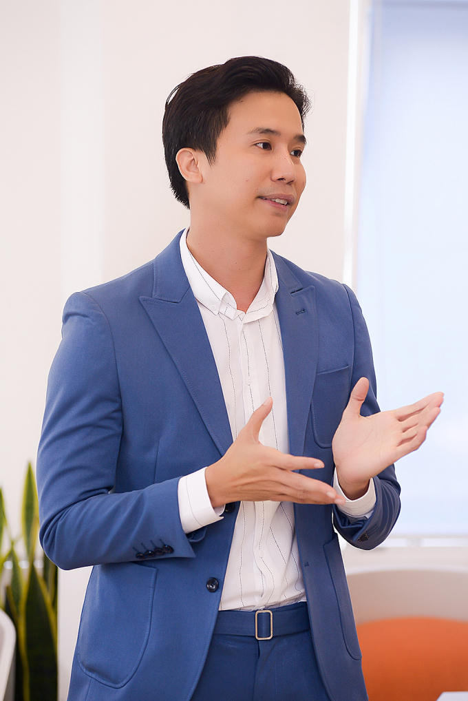 Đạo diễn Lê Việt chia sẻ : “Được chứng kiến các bạn bỡ ngỡ khi lần đầu đi thi sắc đẹp nhưng tôi nhìn thấy được các bạn ấy rất tiềm năng đó là những viên ngọc mà tôi tin chắc các bạn sẽ được tỏa sáng sau cuộc thi Hoa hậu Đại sứ Hoàn vũ Người Việt 2018 - Miss Vietnam Universe Ambassador 2018”.