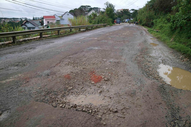 Nhiều đoạn mặt đường không còn đảm bảo độ an toàn