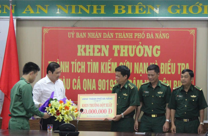 Chủ tịch UBND TP Đà Nẵng Huỳnh Đức Thơ (áo trắng) trao bằng khen cho cán bộ, chiến sỹ BĐBP TP Đà Nẵng.