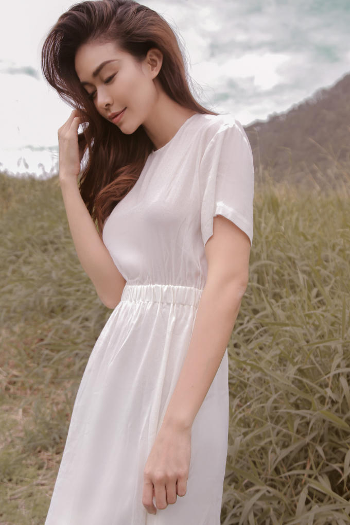 Trong vai trò first face, Mâu Thủy khoác lên mình bộ áo dài với điểm nhấn họa tiết phượng hoàng được dát vàng kỳ công xuất hiện đầy khí chất và quyền lực, quý phái. Người đẹp sải bước đầy khoan thai, uyển chuyển toát lên thần thái đầy uy quyền và sang trọng. Phần mở màn đầy mãn nhãn của Mâu Thủy nhận được rất nhiều lời khen từ quan khách có mặt tại chương trình.