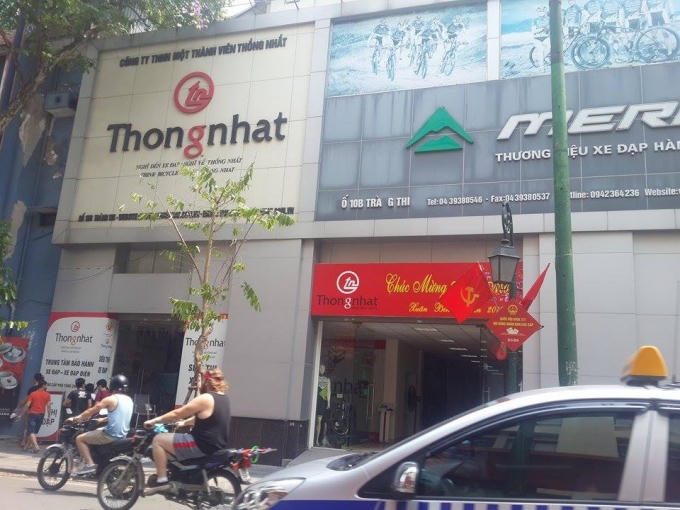 Là trụ sở công ty, đồng thời cũng là cửa hàng giới thiệu sản phẩm nhưng cửa hàng trên con phố trung tâm này lại khá ít khách qua lại.