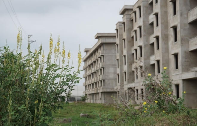 Ông Sách lý giải, việc huy động thêm nguồn vốn, trước đây công ty đăng ký với Bộ Xây dựng danh mục vay gói hỗ trợ của Ngân hàng Thương mại cổ phần Phát triển nhà đồng bằng sông Cửu Long (MHB). Sau đó, ngân hàng này sáp nhập với Ngân hàng Thương mại cổ phần Đầu tư và Phát triển Việt Nam (BIDV) nên việc vay vốn gặp nhiều khó khăn. Nguyên nhân thứ hai theo ông Sách là do hiện nay công ty tập trung triển khai cổ phần hóa theo lộ trình tỉnh đăng ký với Chính phủ.