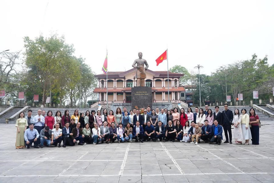Đoàn du khách chụp ảnh lưu niệm trước tượng đài Anh hùng dân tộc Hoàng Hoa Thám tại Khu Di tích Quốc gia đặc biệt Đền thờ Hoàng Hoa Thám.