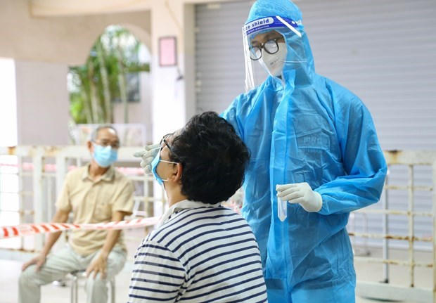 Lấy mẫu xét nghiệm cho người dân. (Ảnh: TTXVN/Vietnam+)