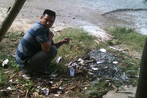 Anh Hải cố tìm tờ vé số trúng giải nhất đã đốt trong đống rác.