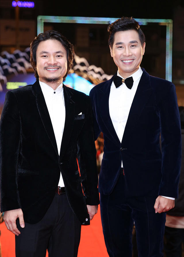 Đạo diễn Hoàng Nhật Nam cũng là đạo diễn đêm khai mạc, bế mạc và MC Nguyên Khang diện vest nhung sang trọng
