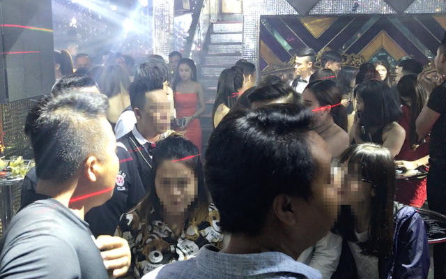 Hàng trăm cảnh sát “đột kích” 2 quán bar trước thềm năm mới