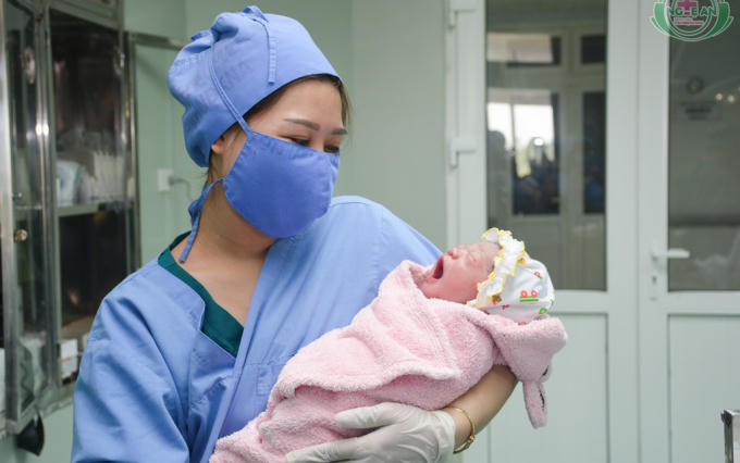 Bé gái đầu tiên chào đời bằng phương pháp thụ tinh trong ống nghiệm tại Nghệ An.