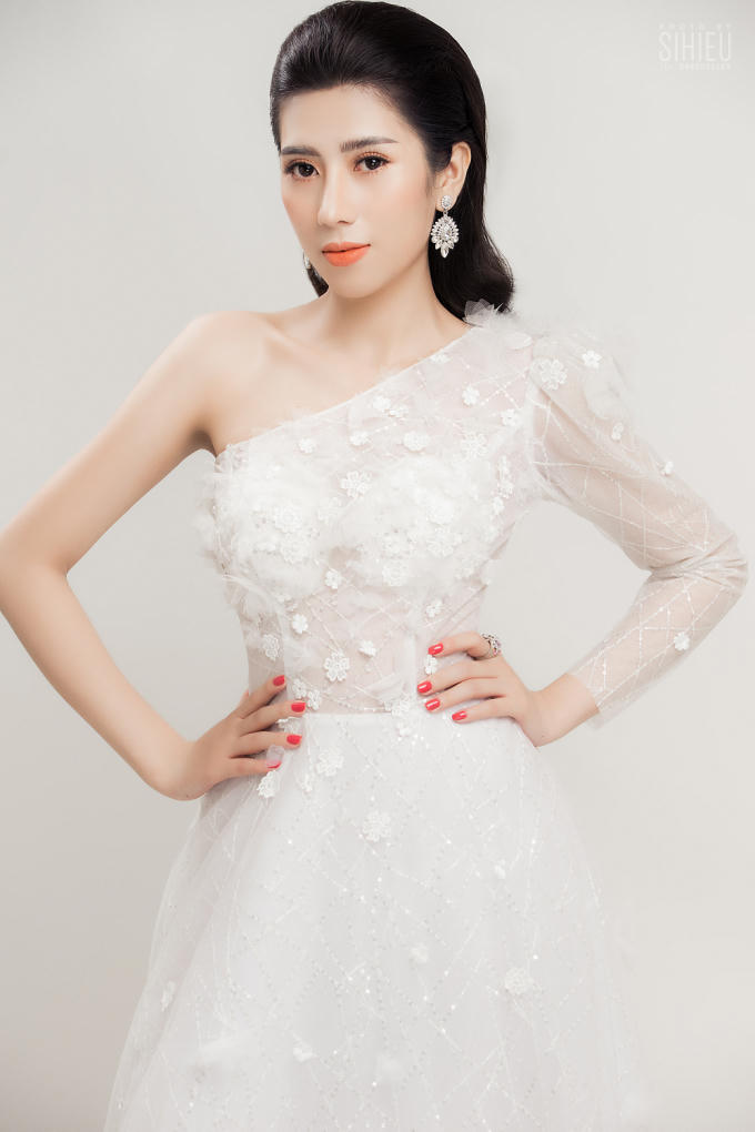 “Ba mẹ sợ tôi hoạt động showbiz sẽ không tránh khỏi ồn ào thị phi, sau này khó lấy chồng nên muốn tôi trở về làm một tiếp viên hàng không rồi mau chóng kết hôn để yên bề gia thất. Tôi biết ba mẹ lo cho mình nhưng tuổi thanh xuân chỉ đến một lần và tôi muốn làm những điều mà tôi thích. Còn chuyện cưới hỏi cũng không phải mình muốn là được, nếu là duyên số rồi thì sớm muộn gì cũng về bên nhau thôi.”,Dương Yến Nhung nói.