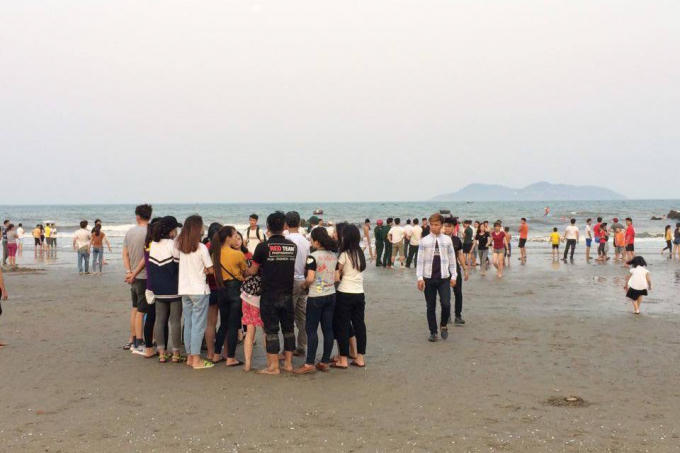 Thầy cô và bạn bè ngóng tin tìm kiếm thi thể của các nạn nhân. (Ảnh: Vietnamnet)