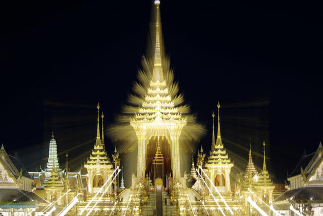 Đài hóa thân hoàng gia nằm ở quảng trường Sanam Luang ngay cạnh cung điện và được xây dựng trong gần một năm với sự chuẩn bị kỹ lưỡng của nhiều nghệ nhân và thợ thủ công Thái Lan. Tòa tháp chính tại Đài hóa thân cao 50 m và có hàng trăm tác phẩm điêu khắc được đặt tại các tháp nhỏ trong khuôn viên của đài hóa thân.
