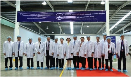 Đoàn đại biểu Quốc hội Việt nam thăm nhà máy sữa Angkor của Vinamilk tại Campuchia