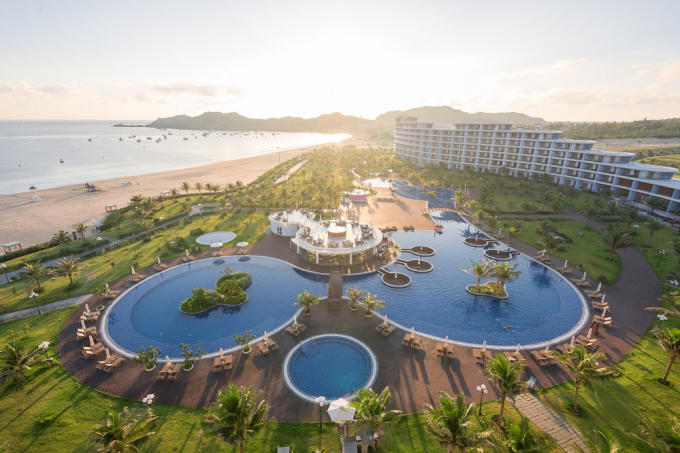 Quần thể nghỉ dưỡng FLC Quy Nhon Beach &amp; Golf Resort nằm ngay sát biển Nhơn Lý là lựa chọn hàng đầu cho du khách muốn nghỉ dưỡng tại Quy Nhơn